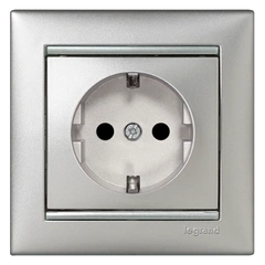 Розетка с заземляющим контактом + «защита от детей» Legrand Valena 770121, цвет алюминий