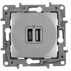 Розетка з двома USB-роз'ємами тип A+ тип C 240V/5V 3000мА Legrand Etika 672436, колір алюміній
