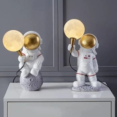 Настільні Nestlight 220119-100000617 Космонавт сидить, Варіація: Космонавт сидить