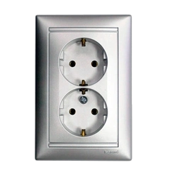 Розетка 2-я с заземляющим контактом Legrand Valena 770100 цвет алюминий